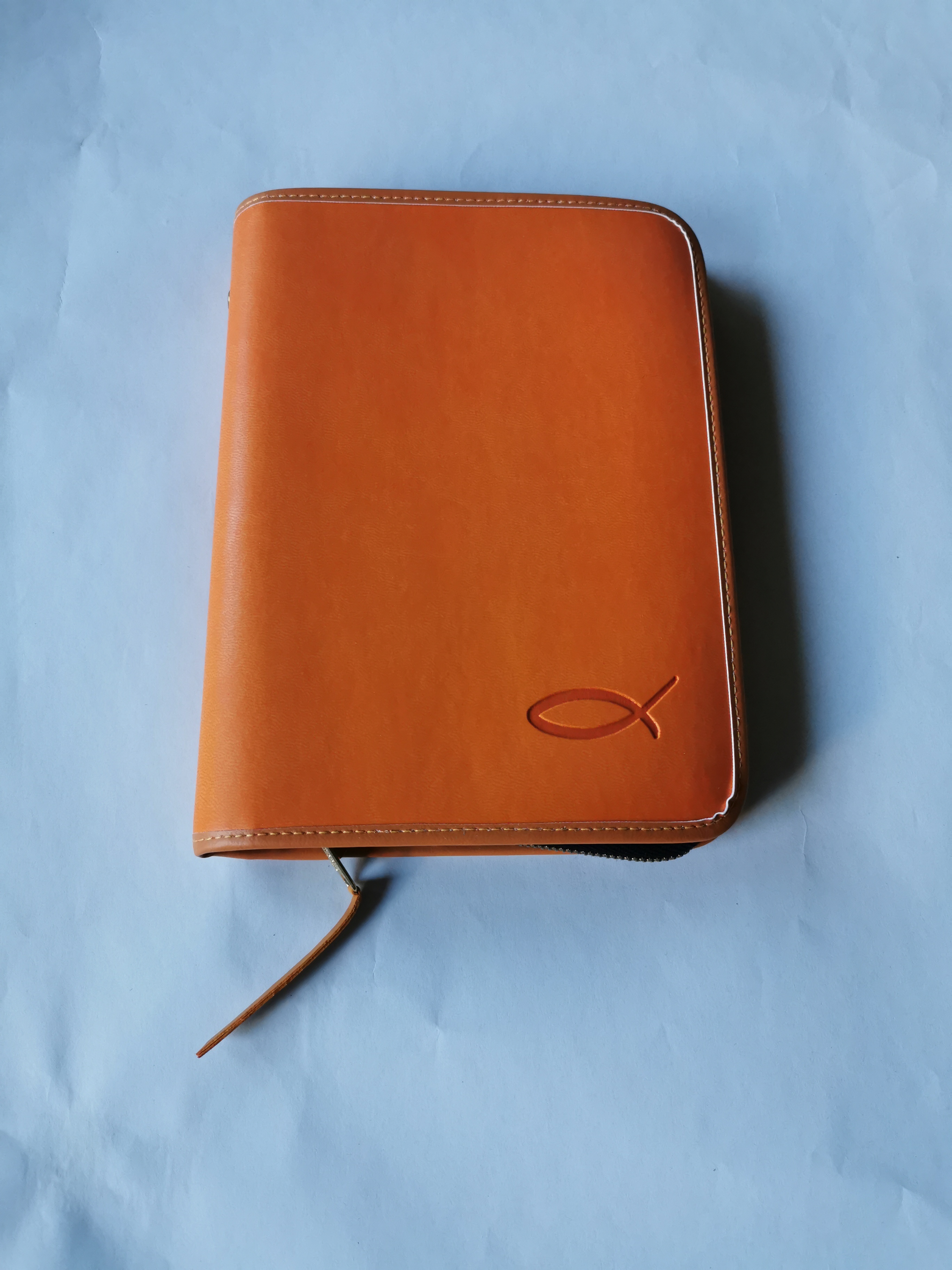 Sonderposten Buchhülle für: Gotteslob - *neu* - für alle Diözesen Kunstleder Torino - orange mit Fisch